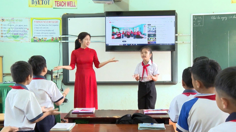 Giáo viên Trường Tiểu học Nguyễn Thị Minh Khai (huyện Chư Sê) tổ chức hoạt động trải nghiệm cho học sinh. Ảnh: Duy Linh giao-vien-truong-tieu-hoc-nguyen-thi-minh-khai-huyen-chu-se-to-chuc-hoat-dong-trai-nghiem-cho-hoc-sinh-anh-duy-linh.jpg