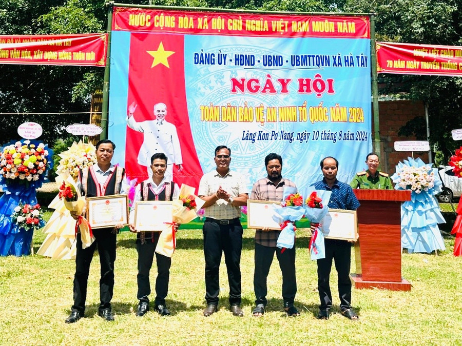 Ngày hội toàn dân bảo vệ an ninh Tổ quốc tại xã Hà Tây huyện Chư Pah. Ảnh: Thanh Nhật ngay-hoi-toan-dan-bao-ve-an-ninh-to-quoc-tai-xa-ha-tay-huyen-chu-pah-anh-thanh-nhat.jpg