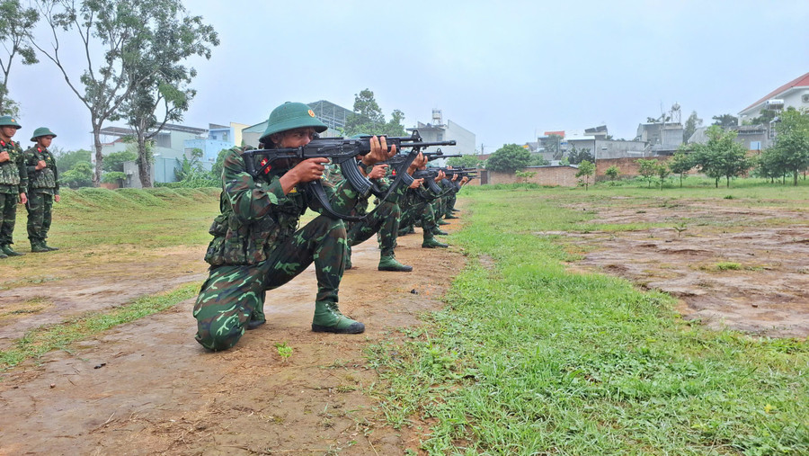 Chiến sĩ Trung đoàn Pháo binh 4 (Sư đoàn 10) tập luyện ngắm bắn súng STV-380. Ảnh: T.D 1-1.jpg