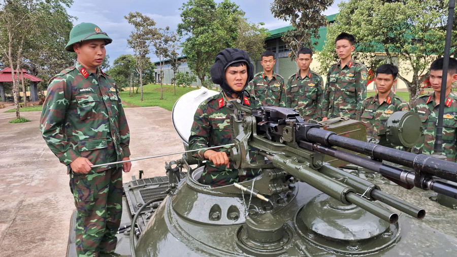 Cán bộ, chiến sĩ Lữ đoàn Tăng 273 huấn luyện sử dụng súng trên xe tăng. Ảnh: T.D 2-1.jpg