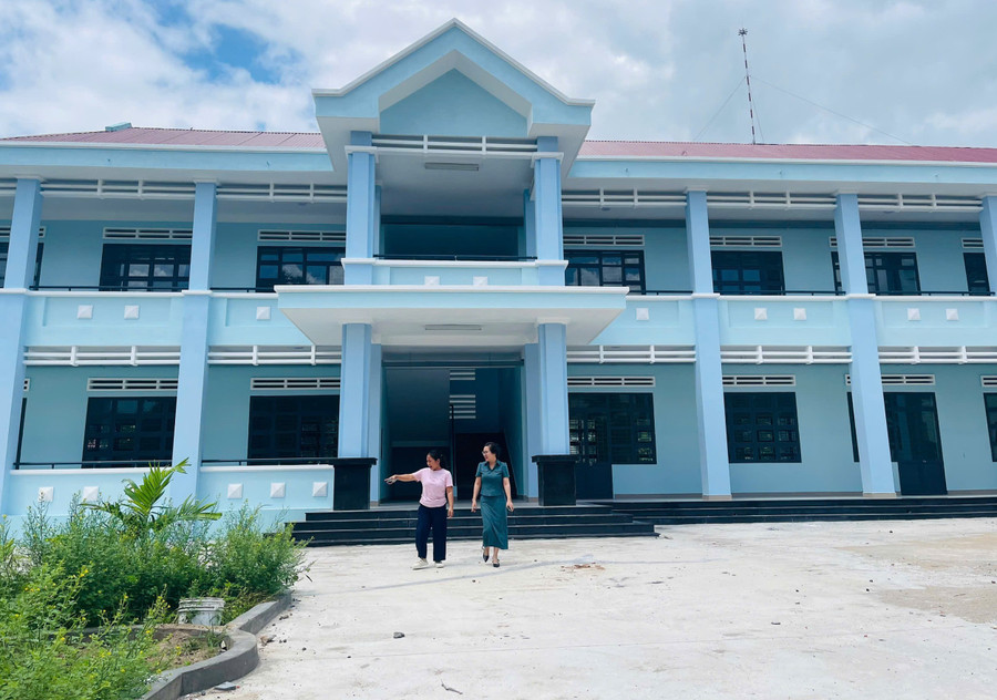 Dãy phòng học khang trang vừa được bàn giao cho Trường Tiểu học và THCS Nay Der. Ảnh: Vũ Chi 104.jpg