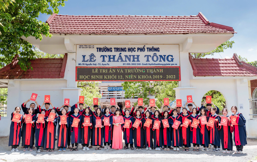 Học sinh Trường THPT Lê Thánh Tông vui mừng nhận bằng tốt nghiệp. Ảnh: ĐVCC hoc-sinh-truong-thpt-le-thanh-tong-vui-mung-nhan-bang-tot-nghiep-anh-dvcc.jpg