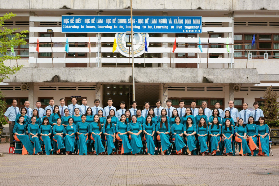 Tập thể cán bộ, giáo viên, nhân viên Trường THPT Lê Thánh Tông luôn nỗ lực, tận tâm với sự nghiệp trồng người. Ảnh: ĐVCC tap-the-can-bo-giao-vien-nhan-vien-truong-thpt-le-thanh-tong-luon-no-luc-tan-tam-voi-su-nghiep-trong-nguoi-anh-dvcc.jpg