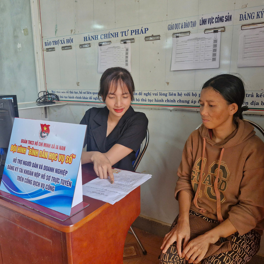 Xã Ia Nan huy động đoàn viên thanh niên hướng dẫn người dân nộp hồ sơ thủ tục hành chính. Ảnh: Vĩnh Hoàng 2.jpg
