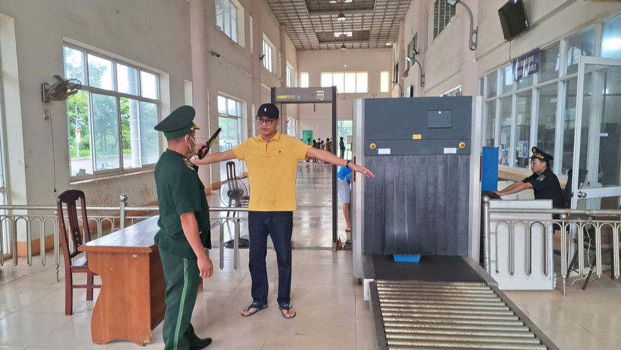 មន្ត្រីនិងទាហាននៃប៉ុស្តិ៍ឆ្មាំព្រំដែនច្រកទ្វារអន្តរជាតិ Le Thanh ចុះពិនិត្យមនុស្សដែលឆ្លងកាត់ច្រកព្រំដែន។ រូបថត៖ T.D 1-2.jpg