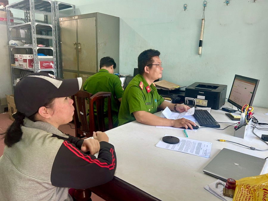 Công an xã Tuy Phước hướng dẫn người dân đăng ký hồ sơ trên cổng dịch vụ công. Ảnh: K.A 81.jpg