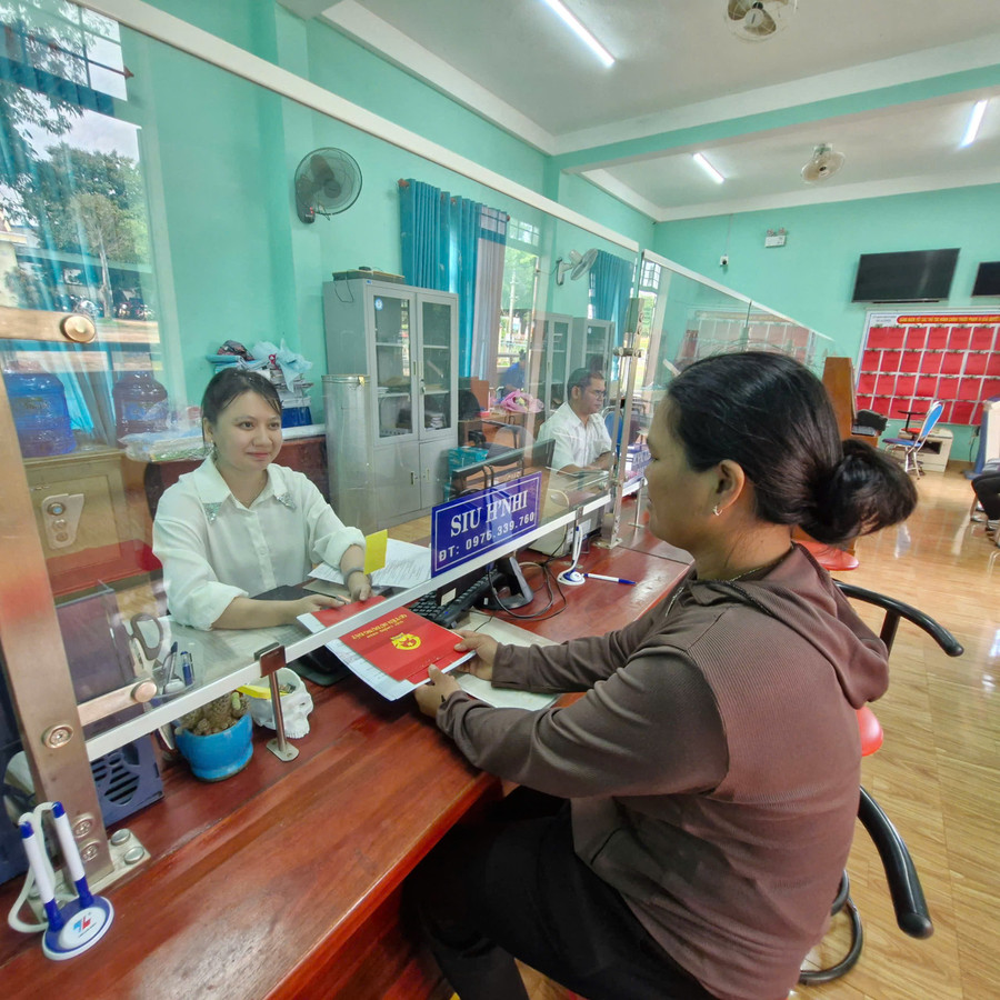 Cán bộ tại bộ phận một cửa xã Ia Pnôn giải quyết thủ tục hành chính cho người dân. Ảnh: Vĩnh Hoàng 1.jpg
