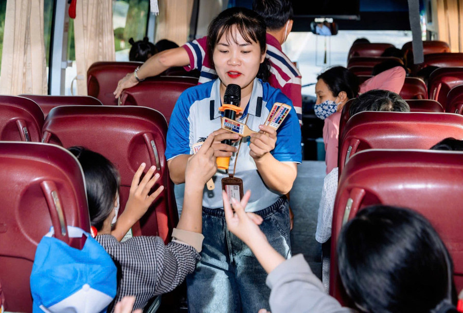Chị Trần Thị Như Thường hướng dẫn du khách chơi bài chòi. Ảnh: NVCC 3.jpg