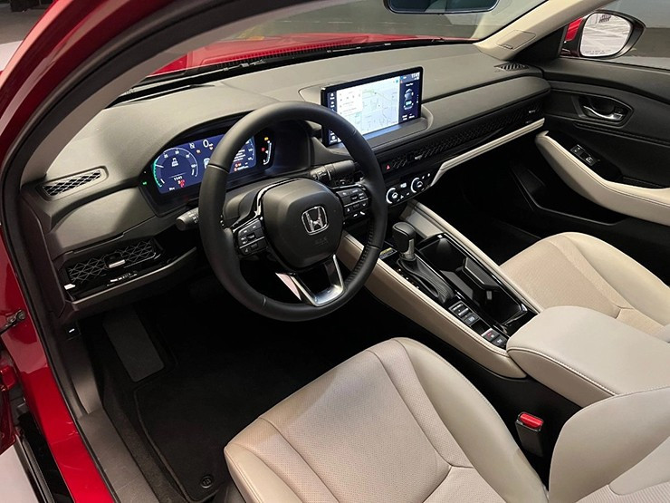 Khoang nội thất của Accord tiếp tục khẳng định vị thế của một mẫu xe cao cấp trong phân khúc. Ảnh: S.T honda-accord-2023-da-co-gia-ban-chinh-thuc-thap-nhat-tu-666-trieu-dong-4-1673200359-158-width740height555.jpg