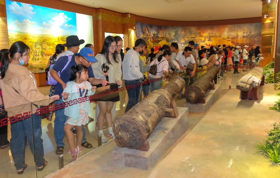Du khách tham quan tìm hiểu phong trào nông dân Tây Sơn tại Bảo tàng Quang Trung. Ảnh: Ngọc Nhuận 9-2.jpg