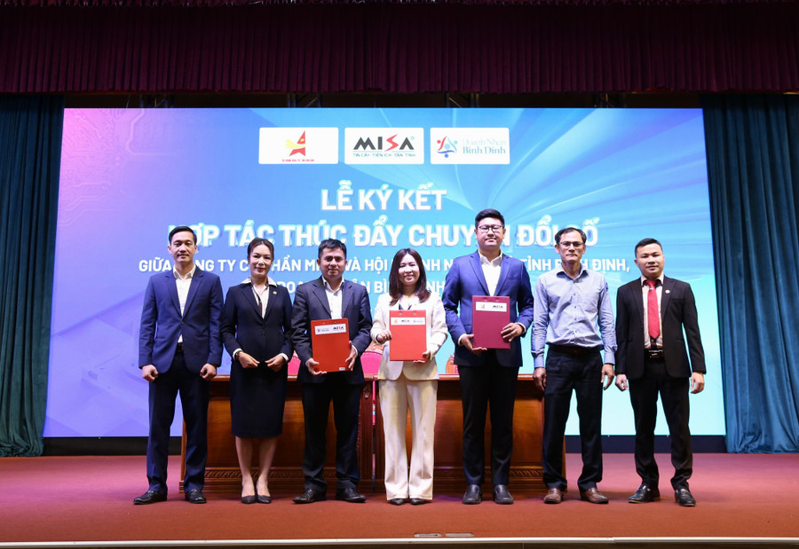 Hội Doanh nhân trẻ Bình Định ký kết hợp tác chuyển đổi số với Công ty cổ phần MISA. Ảnh: Hải Yến 2.jpg