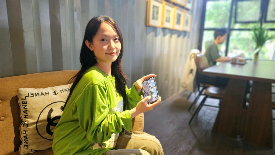 Bạn Nguyễn Khánh Trân chơi PUBG Mobile tại quán cà phê. Ảnh: Ngọc Duy 2-1.jpg