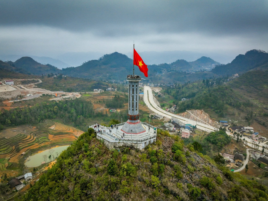 Cờ trên đỉnh Lũng Cú. Ảnh: Nguyễn Độc Lập 1-4862.jpg