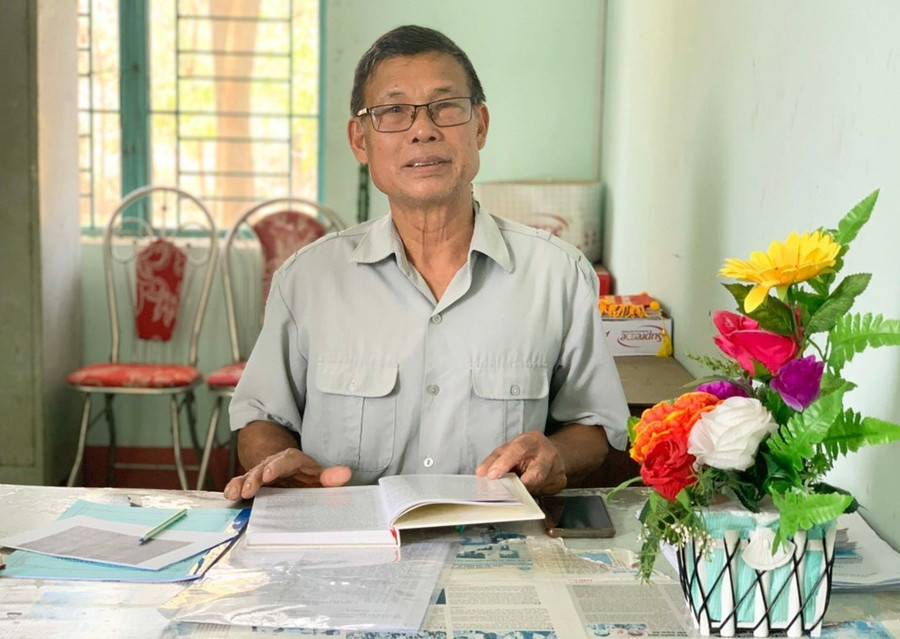 Ông Nguyễn Phong Hoa (xã Kông Chro, cựu chiến binh từng tham gia Chiến dịch Hồ Chí Minh) bày tỏ sự xúc động khi thấy các bạn trẻ hát nhạc cách mạng. Ảnh: R.H 3-3897.jpg
