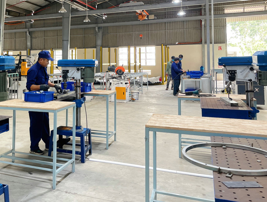 Công ty CP Phú Tài vừa đầu tư nhà máy sản xuất gỗ với dây chuyền máy móc hiện đại tại Cụm công nghiệp Cát Nhơn, xã Xuân An. Ảnh: Hải Yến 4-9030.jpg