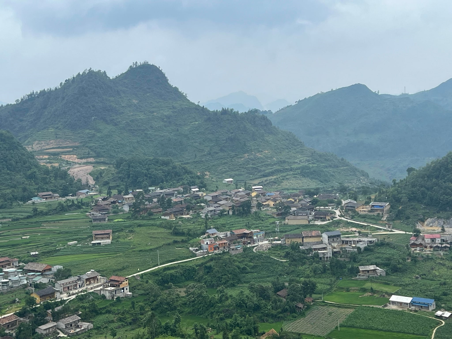 Một ngôi làng của đồng bào H’Mông nhìn từ đỉnh đồi Lũng Cú. Ảnh: Trần Đăng h2.png