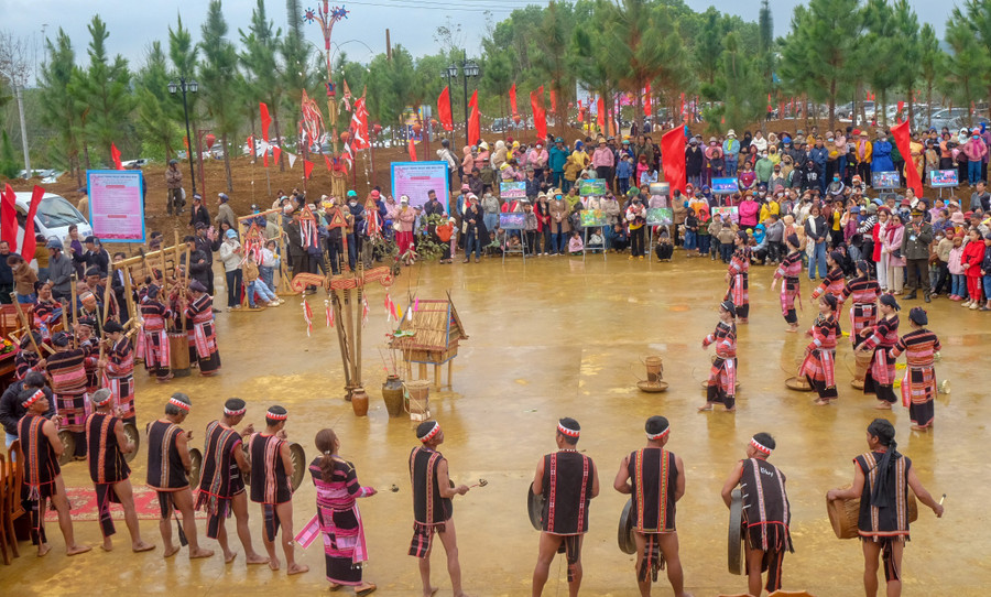 Đồng bào Bahnar ở xã Vĩnh Sơn diễn tấu cồng chiêng. Ảnh: Ngọc Nhuận 5-1-6954.jpg