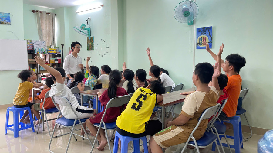 Nhiều phụ huynh cho con tham gia lớp học tại Trung tâm kỹ năng sống SDEE để từng bước làm quen với năm học mới. Ảnh: Hồ Điểm 41-2.jpg