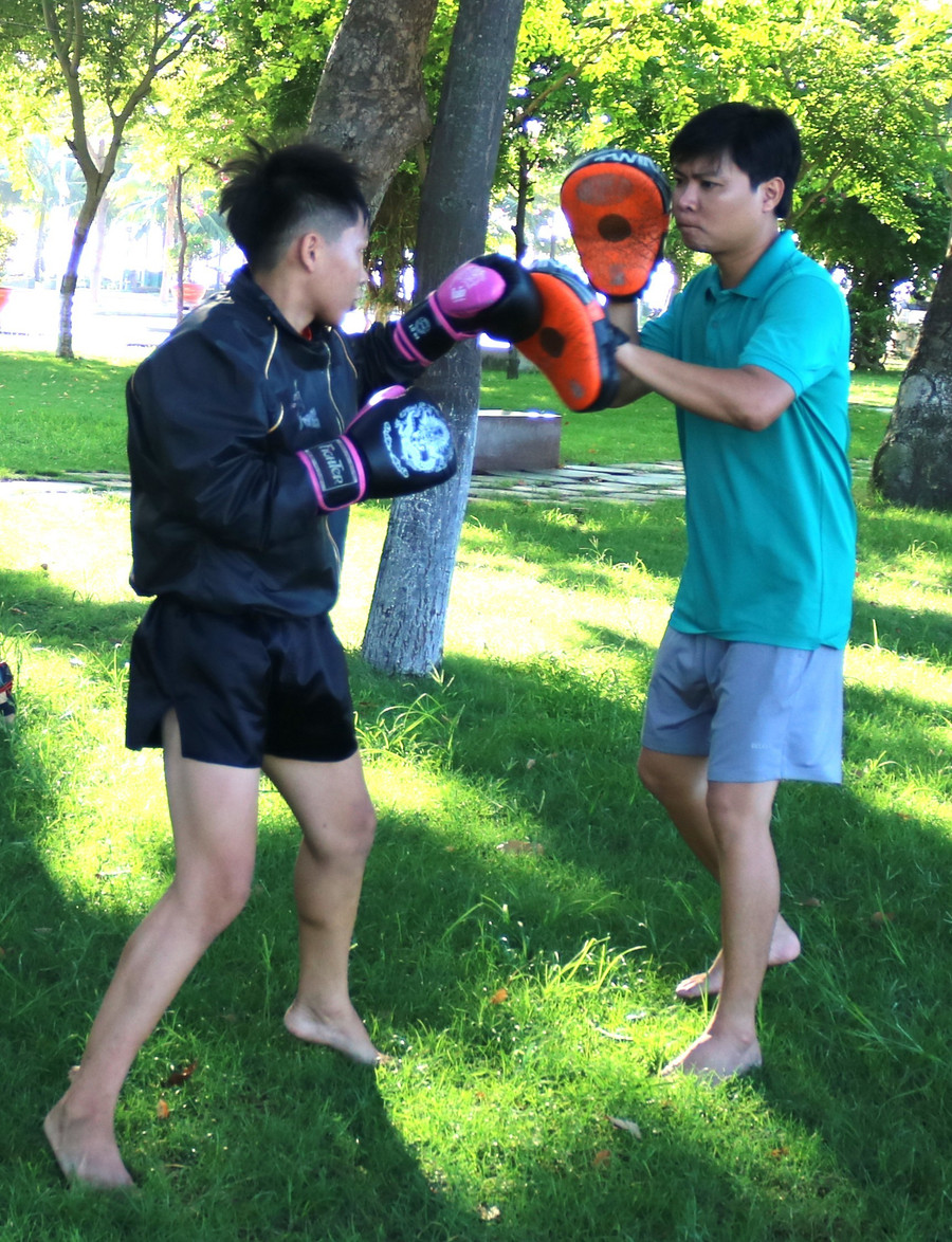 Võ sư Nguyễn Văn Tân (phải) cùng học trò tập luyện tham gia Giải vô địch trẻ Kickboxing Gia Lai lần thứ I - năm 2025. Ảnh: H.Thu 1-4271.jpg