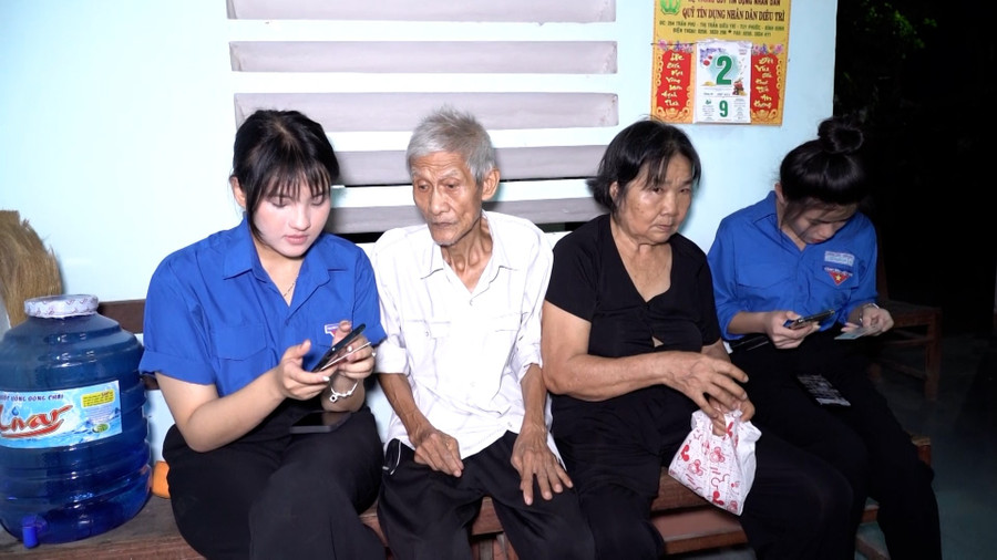 Thanh niên phường Quy Nhơn Bắc hỗ trợ người dân sử dụng dịch vụ công trực tuyến. Ảnh: Đ.Y 1-9361.jpg