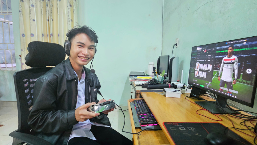 Bạn Trần Anh Kiệt trải nghiệm bóng đá điện tử tại nhà sau giờ học. Ảnh: Ngọc Duy 1.jpg