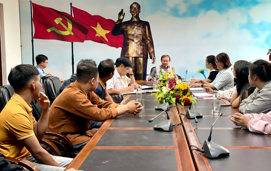 PGS.TS Tạ Quang Đông - Thứ trưởng Bộ Văn hóa-Thể thao và Du lịch làm việc với đoàn nghệ nhân tỉnh Gia Lai chiều 3-9. Ảnh: Lam Nguyên 1.jpg