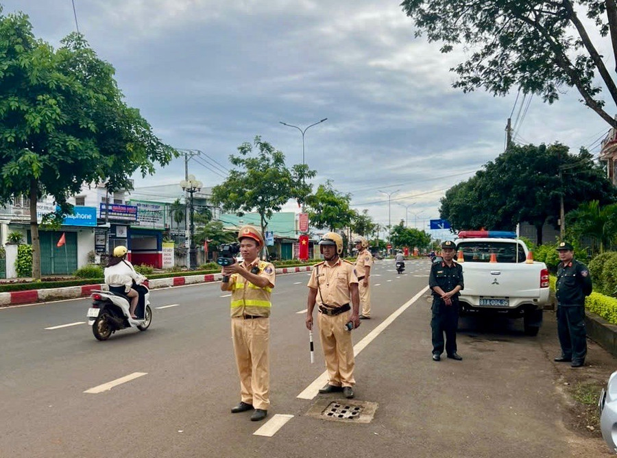Lực lượng Cảnh sát giao thông kiểm tra tốc độ trên tuyến quốc lộ 25. Ảnh: K.A 2-5079.jpg