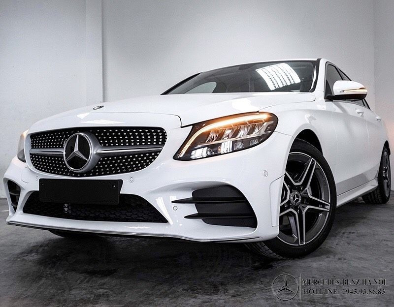 Phiên bản Mercedes C 180 AMG là lựa chọn hợp lý cho những ai muốn bước vào thế giới xe sang của Mercedes-Benz. Ảnh: S.T mercedes-benz-c180-amg-2021-mercedeshanoi-com-vn4.jpg