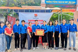 Thăm, tặng quà các đội “Tiếp sức mùa thi”