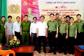 Gắn biển công trình chào mừng 80 năm Ngày truyền thống Công an Nhân dân