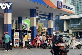 Giá xăng dầu giảm đồng loạt từ 0h00 sáng 1.7 khi thực hiện giảm thuế VAT 2%