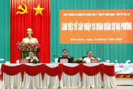 Quân khu 5 làm việc về sáp nhập cơ quan quân sự địa phương