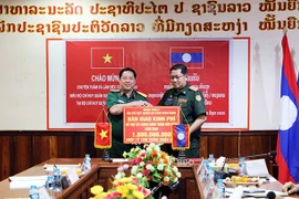 Bộ CHQS tỉnh thăm, bàn giao kinh phí hỗ trợ xây dựng công trình hữu nghị tại Lào