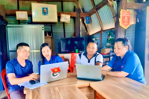 Cán bộ thôn xã Pờ Tó học kỹ năng số và thao tác máy tính qua mô hình “Cà phê số”