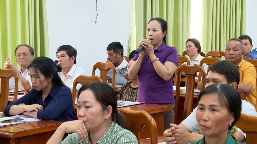 Cử tri xã Phú Thiện nêu ý kiến với các ứng cử viên ĐBQH khóa XVI. Ảnh: R'Piên