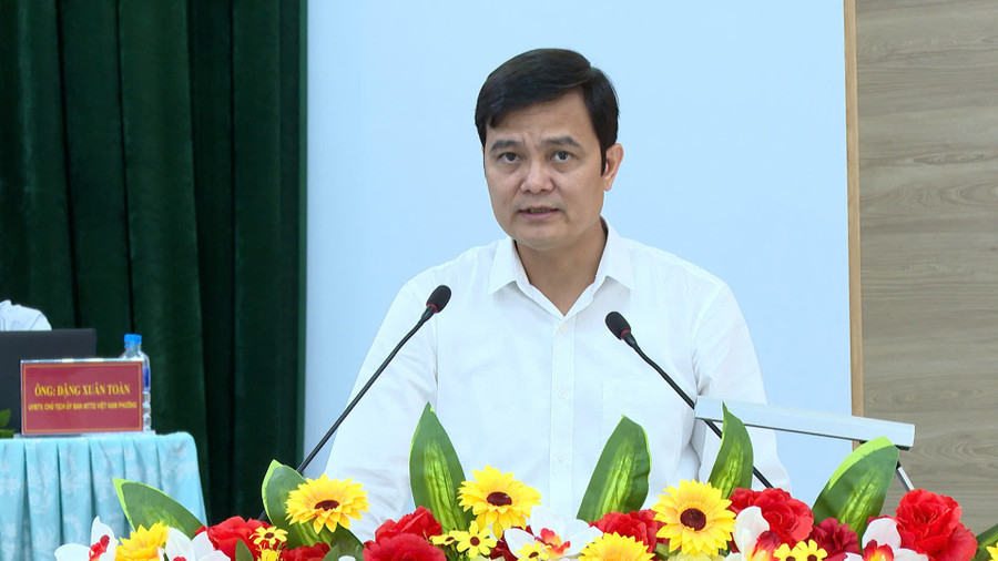 Ứng cử viên Bùi Quang Huy ghi nhận các ý kiến, kiến nghị mà cử tri gửi gắm đến ứng cử viên ĐBQH khóa XVI. Ảnh: R'Piên