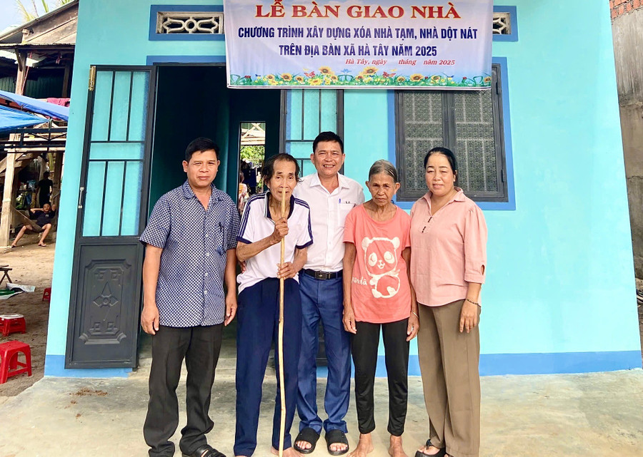 Bàn giao nhà cho hộ ông Hyăl (làng Kon Hơ Nglẽh, xã Hà Tây), thuộc hộ có công, khó khăn về nhà ở. Ảnh: Ngọc Ánh hinh-ha-tay.jpg