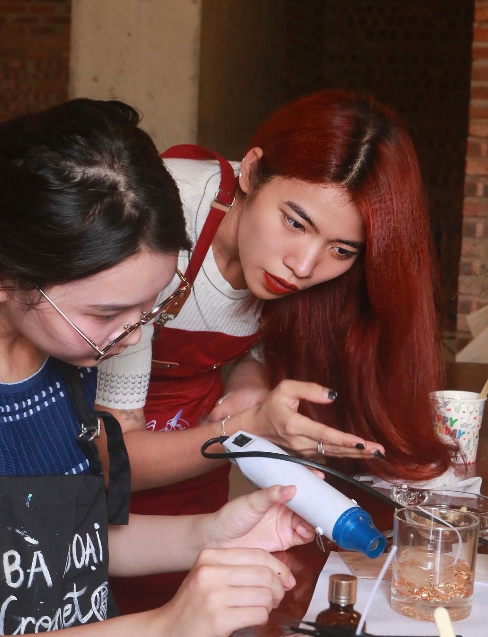 Chị Trang hướng dẫn khách làm workshop. Ảnh: D.L img-6873.jpg