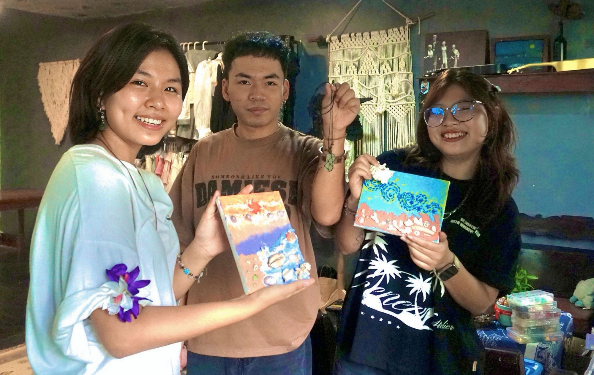 Trang (bìa phải) thích thú với những sản phẩm sử dụng vật liệu tái chế. Ảnh: D.L img-6879.jpg