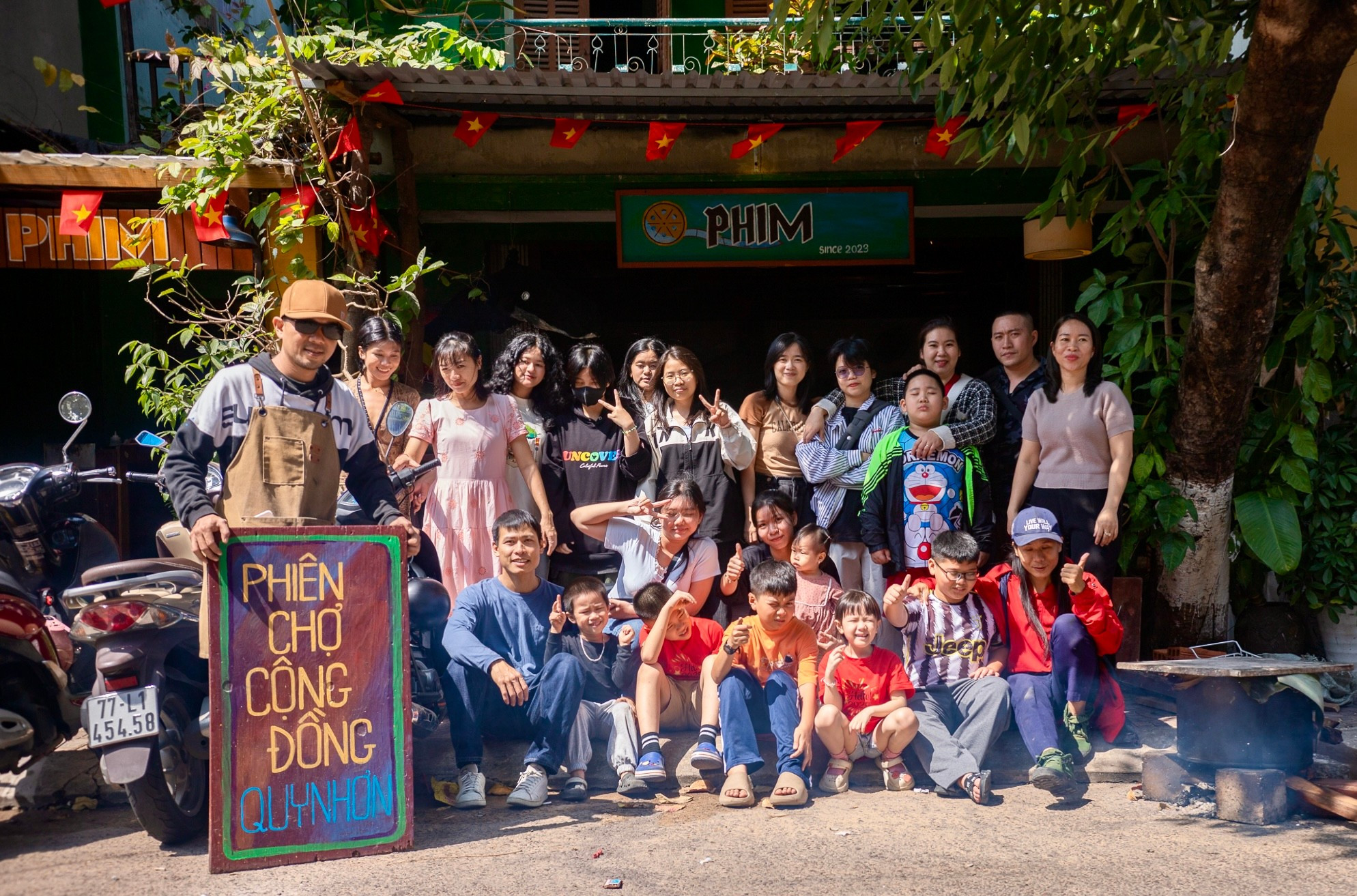 Phiên chợ cộng đồng dần trở thành sân chơi quen thuộc cho các bạn trẻ. Ảnh: D.L img-3782.jpg
