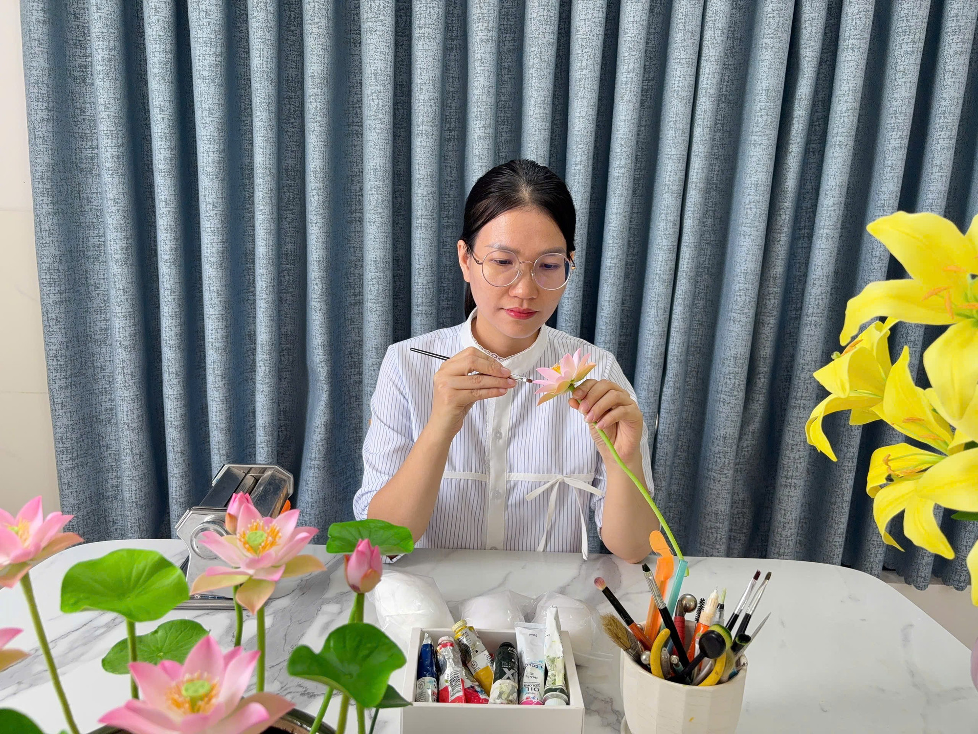 Chị Thảo chăm chú tô màu, hoàn thiện hoa sen. Ảnh: D.L hand-made-chi-thao.jpg