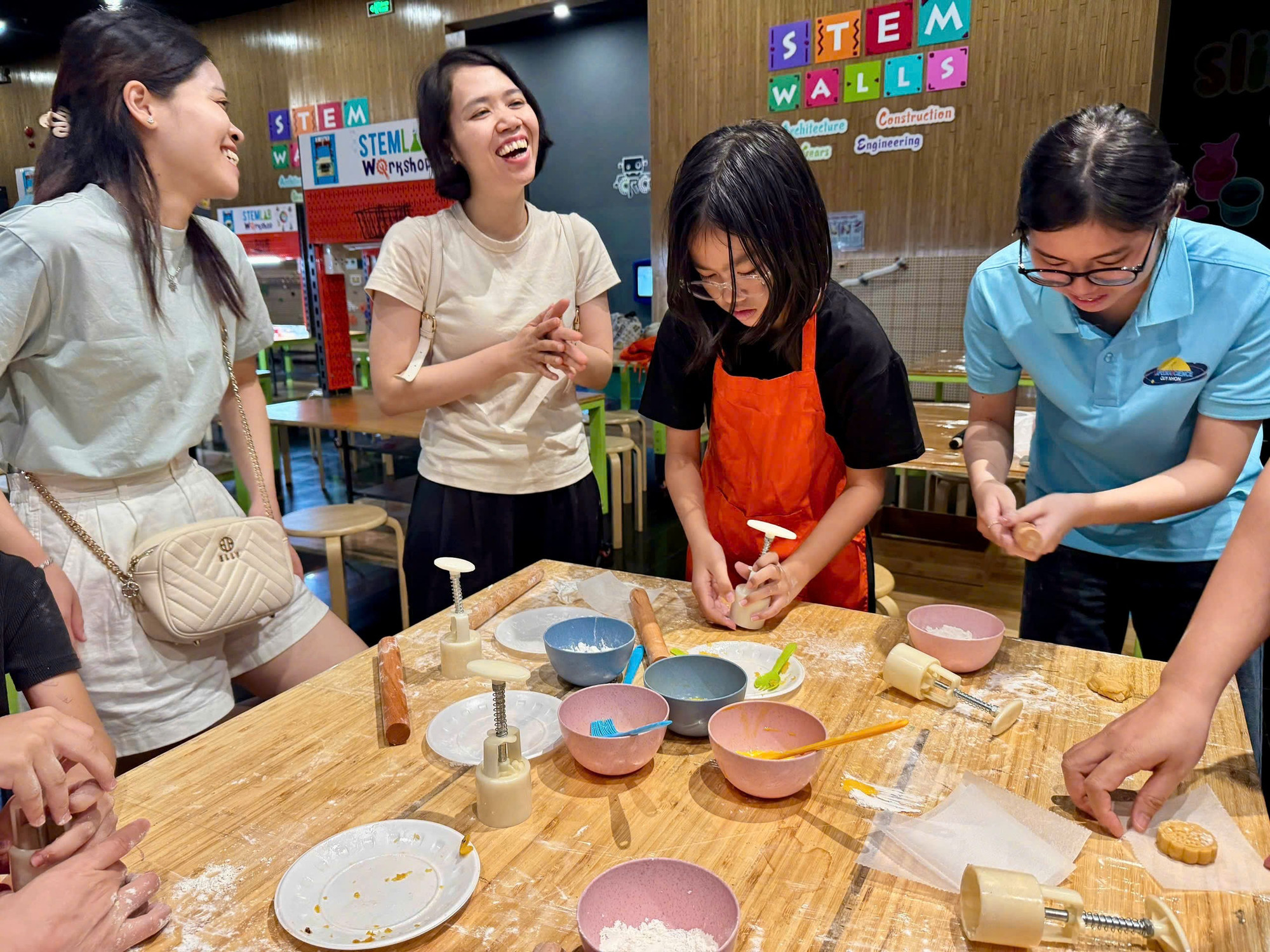 Không khí vui tươi, tràn ngập tiếng cười tại buổi trải nghiệm. Ảnh: D.L trung-thu-trai-nghiem-16.jpg