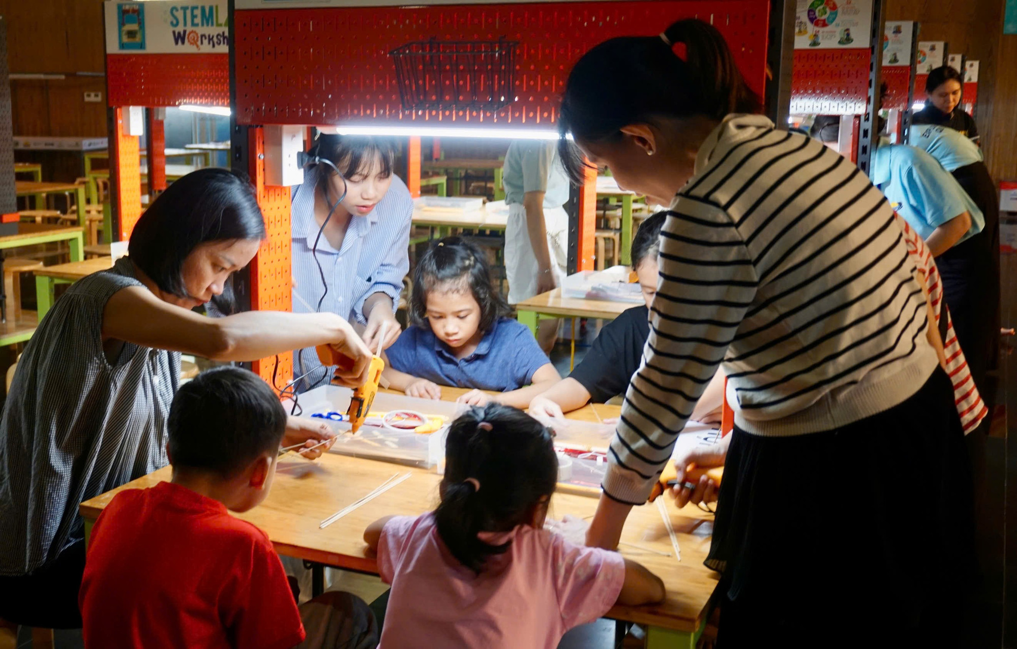 Phụ huynh lẫn trẻ nhỏ trải nghiệm hoạt động trung thu tại Trung tâm Khám phá khoa học và Đổi mới sáng tạo, ngày 28-9. Ảnh: D.L trung-thu-trai-nghiem-13.jpg