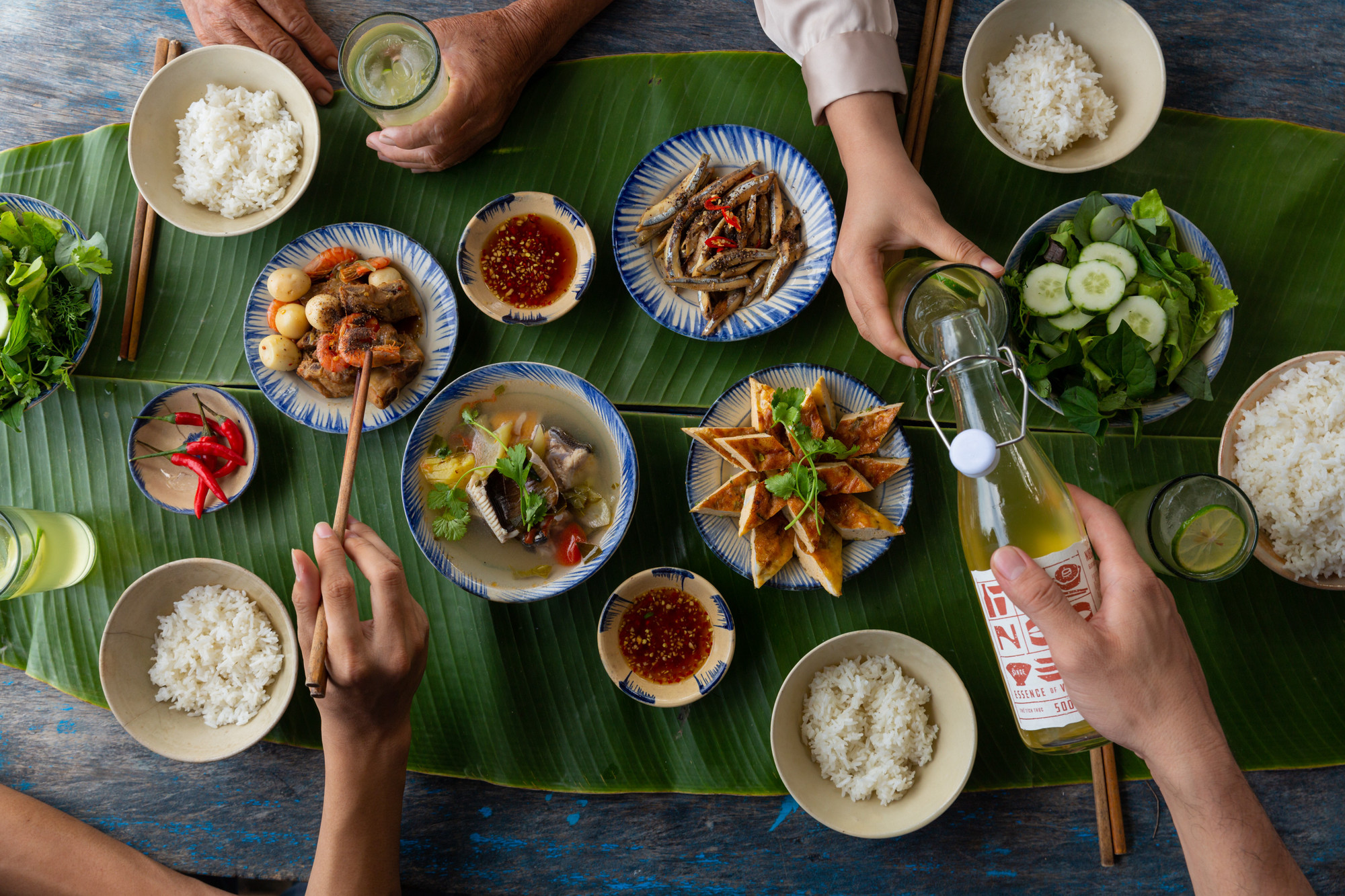 NEP SINCE 1995 được kỳ vọng trở thành thức uống khai vị gắn kết mọi thành viên trong gia đình trong những bữa ăn sum vầy. Ảnh: ĐVCC nguoi-tre-giu-hon-que-7.jpg