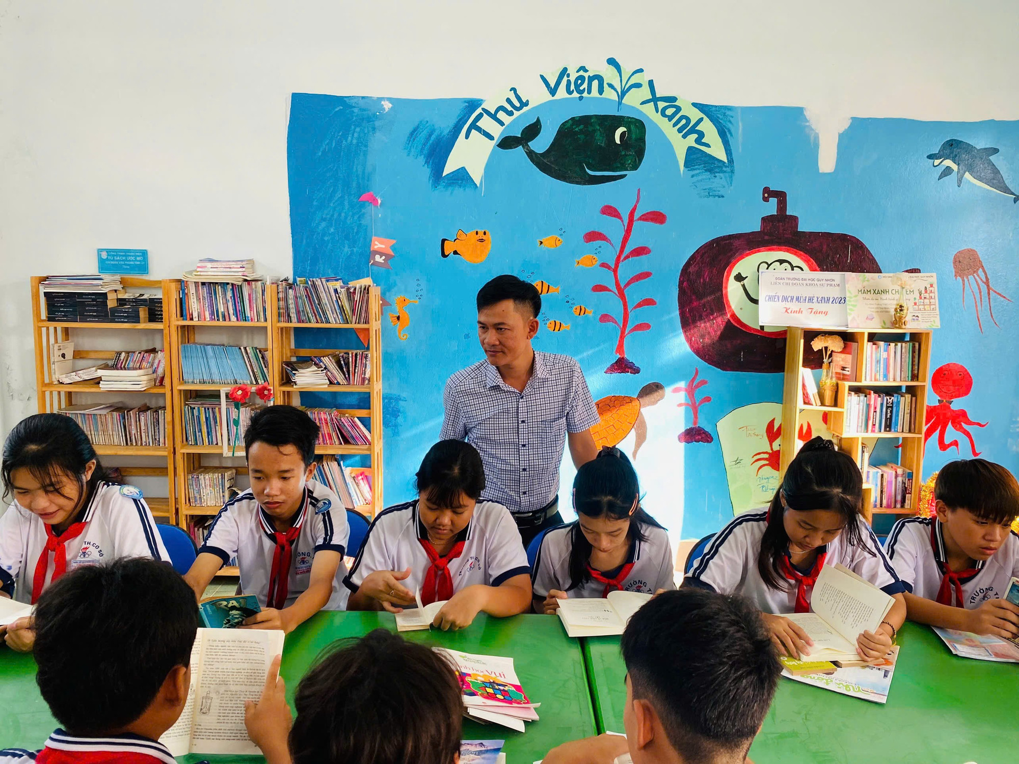 Thư viện xanh tại xã đảo Nhơn Châu hiện vẫn hoạt động tốt, góp phần lan tỏa văn hóa đọc cho học sinh nơi đây. Ảnh: D.L thu-vien-xanh-1.jpg