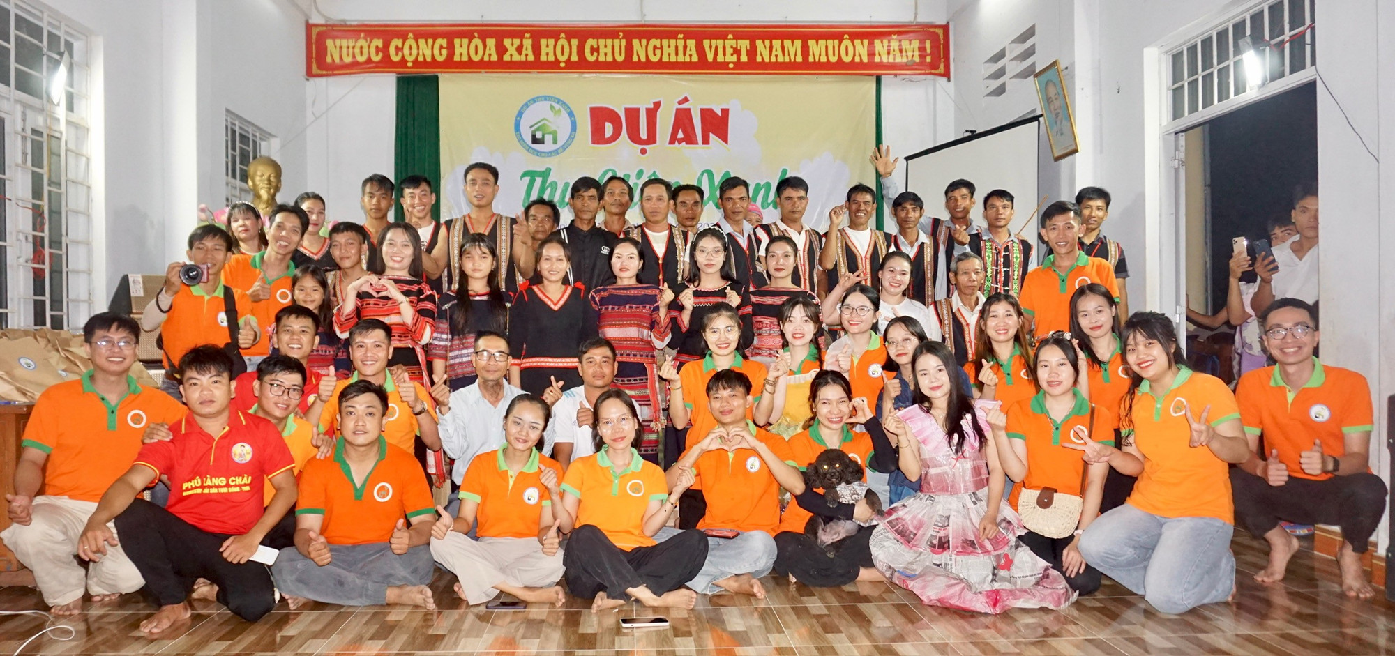 Các thành viên tham gia Dự án Thư viện xanh lần thứ 8 chụp ảnh lưu niệm với đại diện làng Canh Tiến và nghệ nhân cồng chiêng của làng. Ảnh: D.L thu-vien-xanh-7.jpg