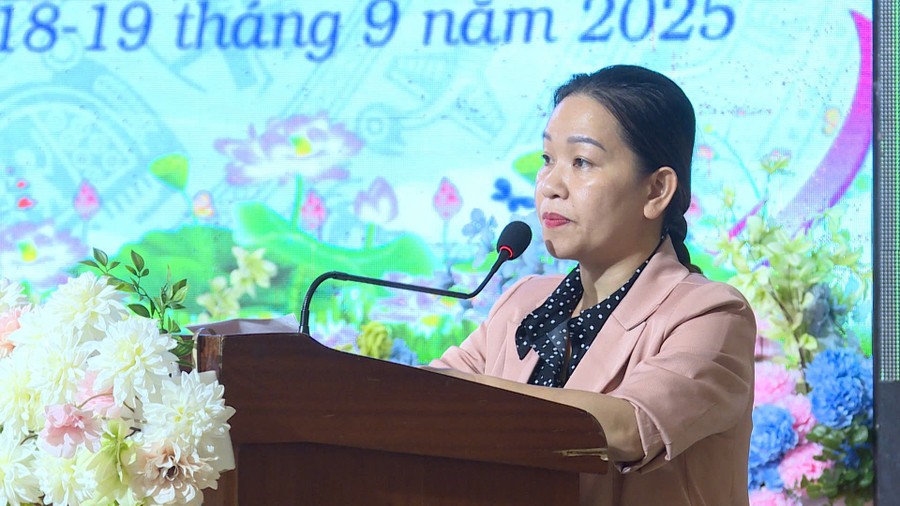 Bà Lê Thị Thu Hương-Phó Giám đốc Sở Văn hóa-Thể thao và Du lịch phát biểu khai mạc hội nghị. Ảnh: Huy Toàn Bà Lê Thị Thu Hương-Phó Giám đốc Sở Văn hóa-Thể thao và Du lịch phát biểu khai mạc hội nghị. Ảnh: Huy Toàn