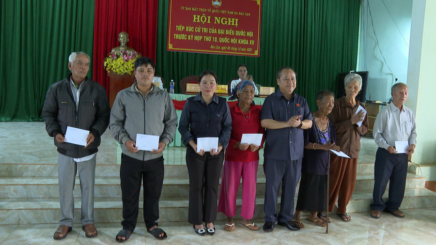 Trưởng Đoàn ĐBQH tỉnh Châu NGọc Tuấn trao quà cho các gia đình chính sách, gia đình có hoàn cảnh khó khăn tại xã Bàu Cạn. Ảnh: R.Piên 5555.jpg