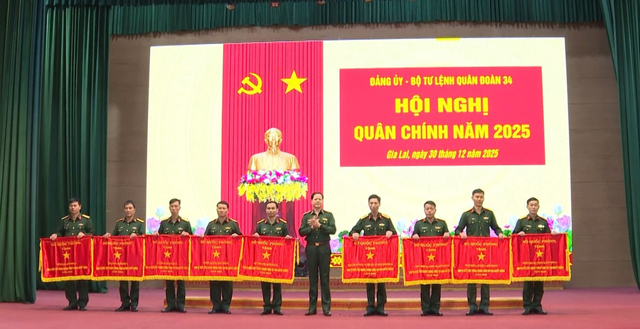 trung-tuong-dao-tuan-anh-pho-bi-thu-dang-uy-tu-lenh-quan-doan-34-trao-co-thi-dua-cua-bo-quoc-phong-cho-cac-don-vi-xuat-sac-trong-phong-trao-thi-dua-quyet-thang-nam-2025.jpg