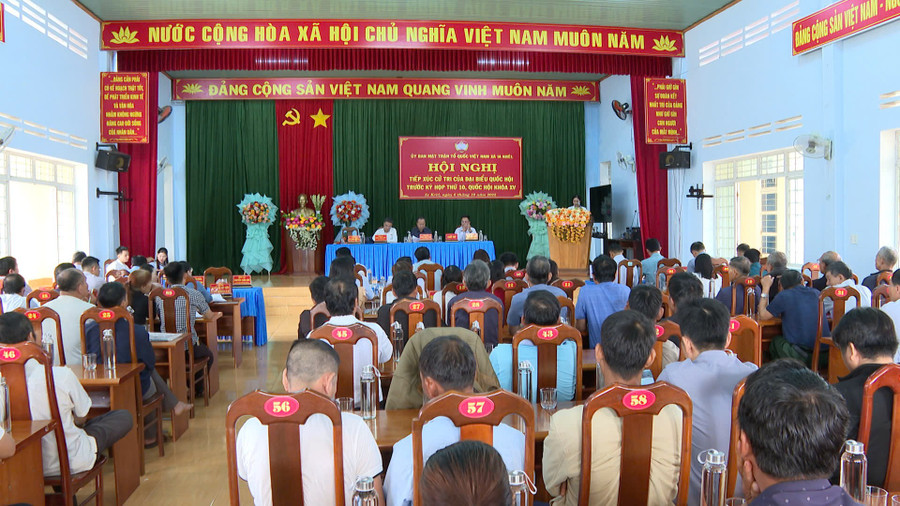 Quang cảnh hội nghị tiếp xúc cử tri tại xã Ia Krêl. Ảnh: R.Piên 222.jpg